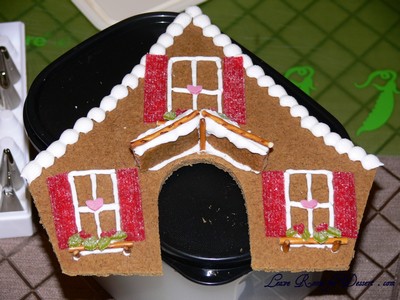 Place all decorations and piping on before assembling