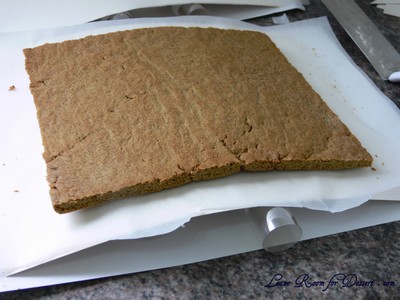 I quickly cut out the roof when the gingerbread was cooked and placed it on a curved piece of carboard to get the curve